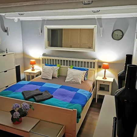 Old Town Basement Apartment *