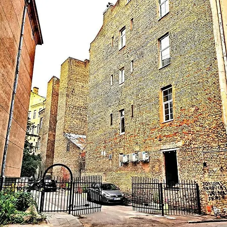 Old Town Basement Apartment *