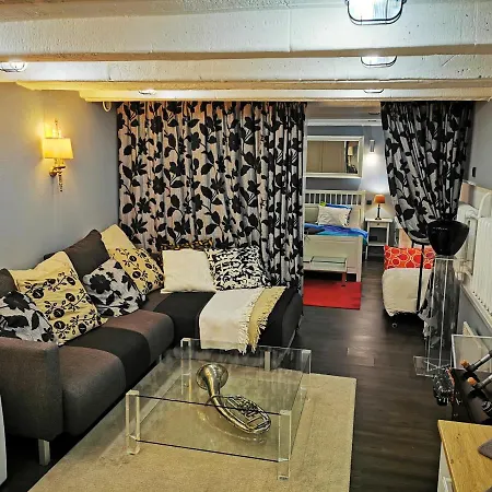 Old Town Basement Apartment