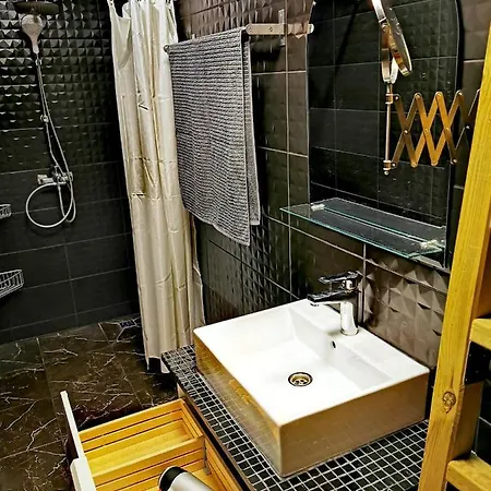Old Town Basement Apartment *