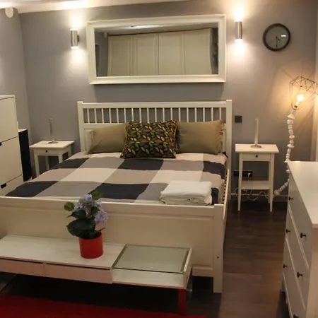 Old Town Basement Apartment