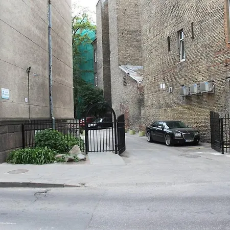 Old Town Basement Apartment *